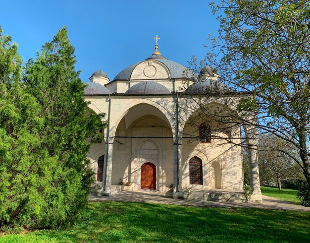 Foto chiesa ortodossa bulgara nel villaggio di uzundzhovo