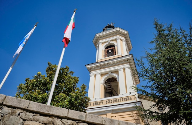 Bulgarije, Plovdiv, uitzicht op de klokkentoren van de kerk van de Heilige Maagd, op een centraal plein van de oude stad