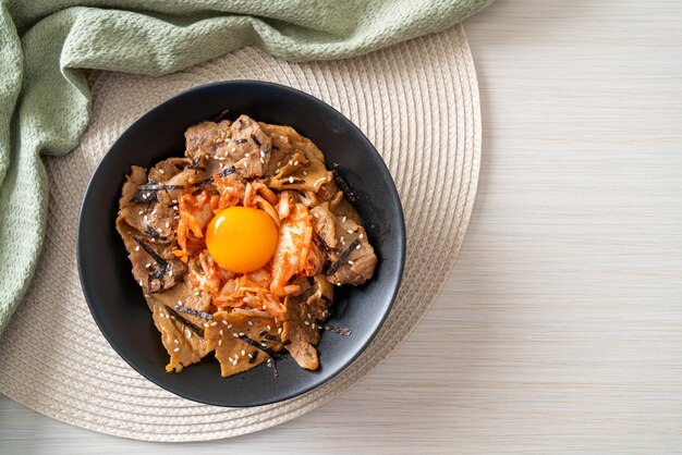 bulgogi rijstkom met varkensvlees en kimchi en Koreaans gepekeld ei - Koreaanse voedselstijl