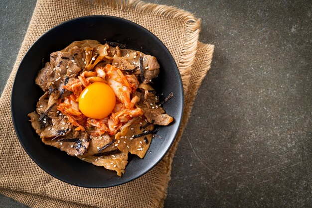 bulgogi rijstkom met varkensvlees en kimchi en Koreaans gepekeld ei - Koreaanse voedselstijl