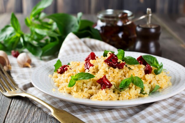 Bulgur met gedroogde tomaten en basilicum