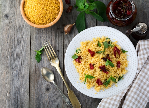 Bulgur met gedroogde tomaten en basilicum