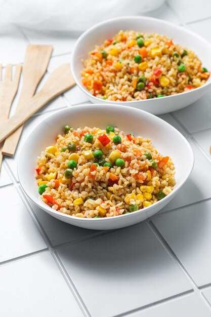 Bulgur met groenten in een close-up van een witte plaat