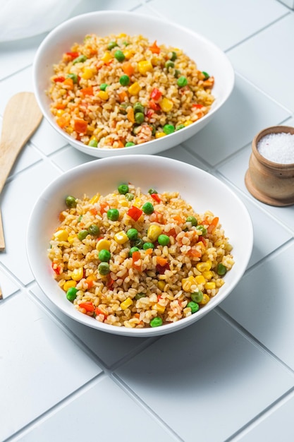 Bulgur met groenten in een close-up van een witte plaat