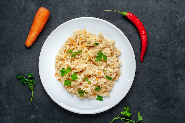 Bulgur met groenten op een witte plaat