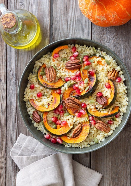 Bulgur met pompoen, granaatappel en pecannoot. Gezond eten. Vegetarisch eten.