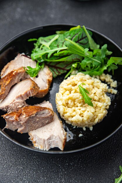 bulgur met vlees en bladeren sla mix vers portie dieet gezonde maaltijd voedsel dieet stilleven