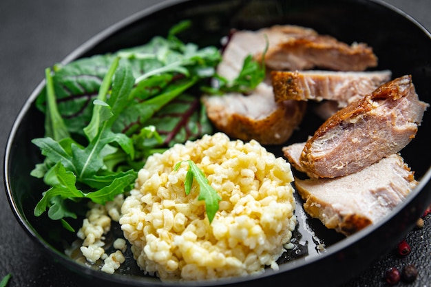 bulgur met vlees en bladeren sla mix vers portie dieet gezonde maaltijd voedsel dieet stilleven