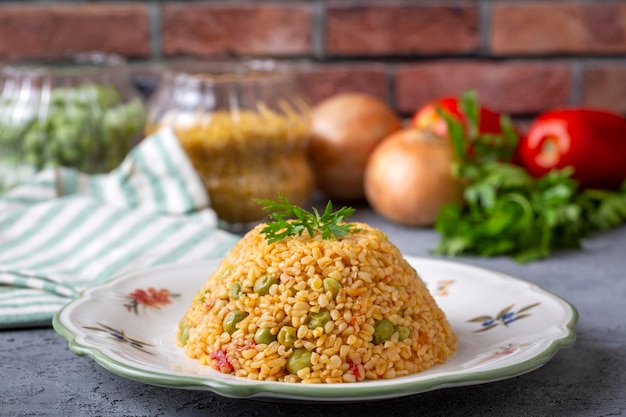 Bulgur pilaf met erwten Turkse naam Bezelyeli bulgur pilavi