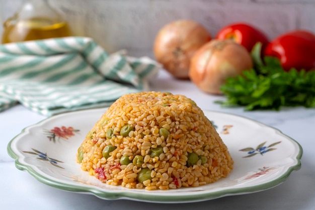 Bulgur pilaf met erwten Turkse naam Bezelyeli bulgur pilavi