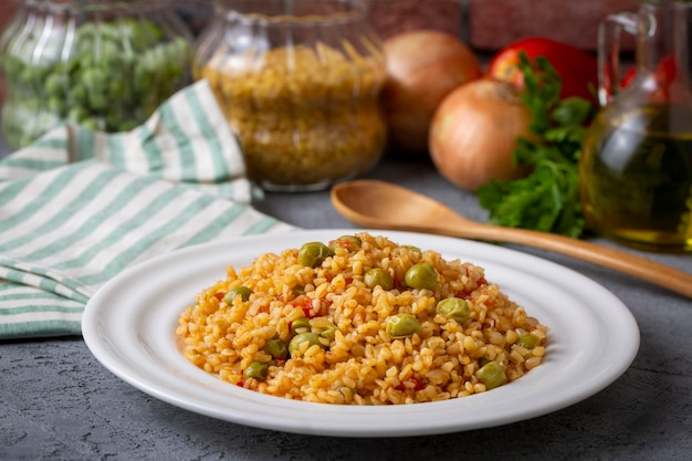 Bulgur pilaf met erwten Turkse naam Bezelyeli bulgur pilavi