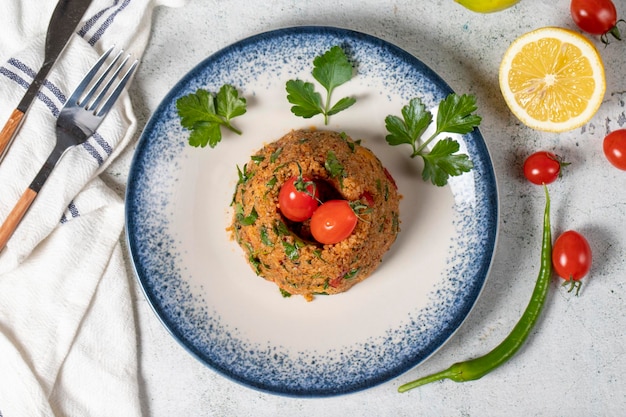 Photo bulgur salad on gray background traditional turkish bulgur salad or kisir salatasi top view