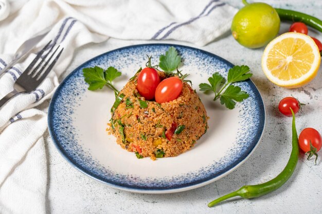 Photo bulgur salad on gray background traditional turkish bulgur salad or kisir salatasi