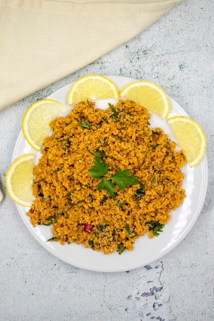 Photo bulgur salad kisir on a stone background traditional delicious food turkish cuisine appetizers top view close up