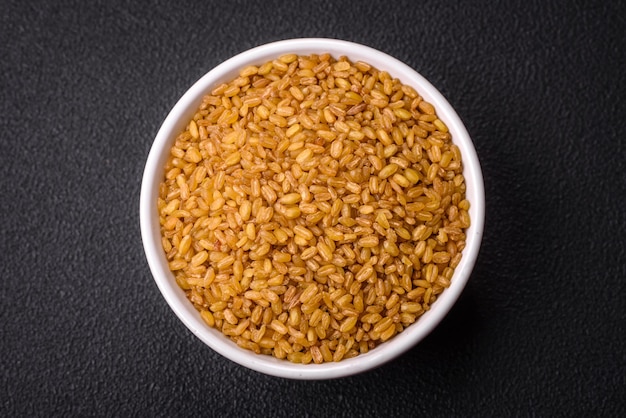Foto i chicchi di grano bulgur sono di colore giallo quando sono crudi