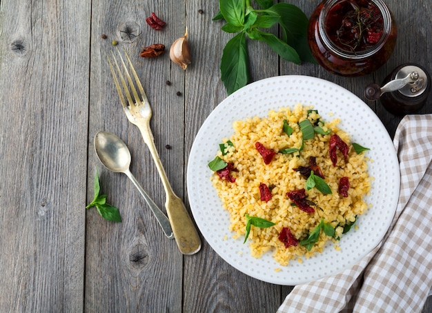 Bulgur with dried tomatoes and basil