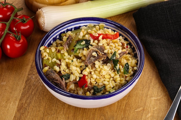 Foto bulgur con agnello e verdure