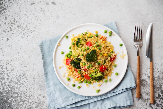 Bulgursalade met groenten op een plaat