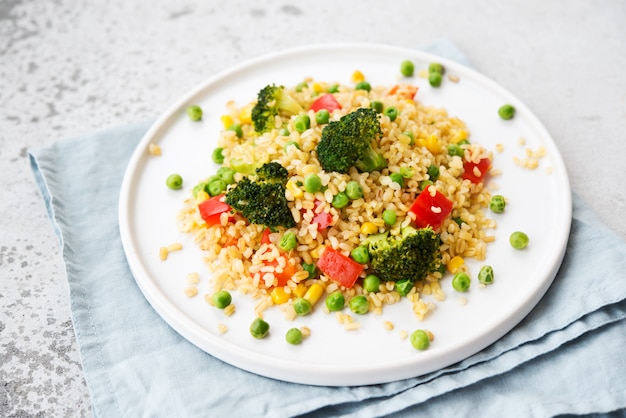 Bulgursalade met groenten op een plaat