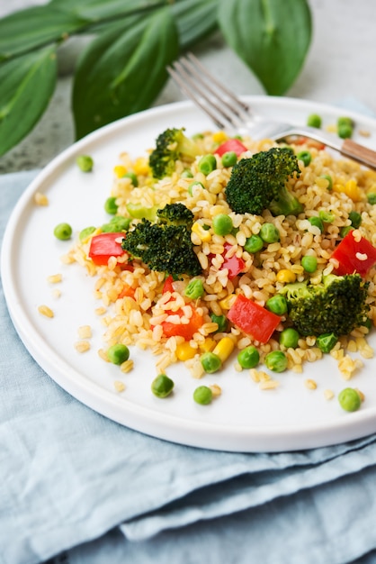 Bulgursalade met groenten op een plaat