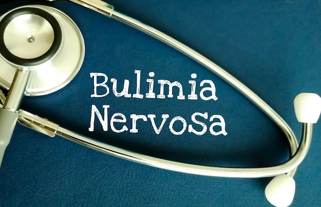 Нервная булимия, слово медицинского термина с медицинскими понятиями на доске и медицинском оборудовании.