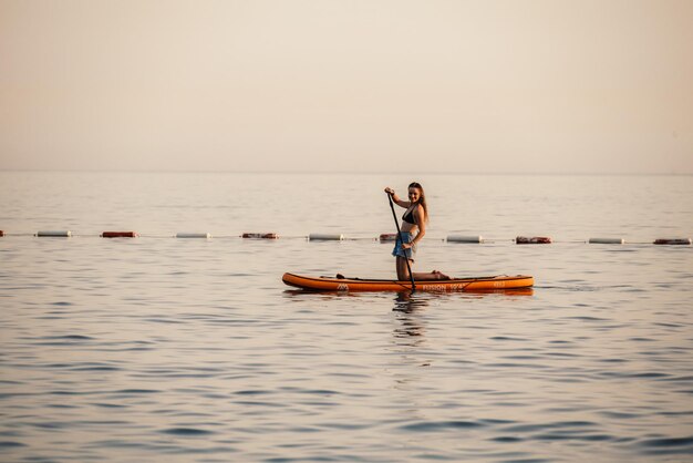 Buljarica strand Het is een van de grootste stranden aan de kust van Montenegro Vrouw op sub board paddleboard