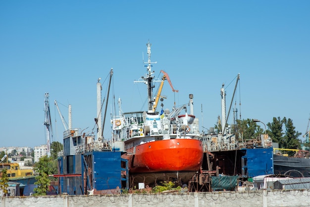 写真 shipyarの乾ドックでのばら積み貨物船