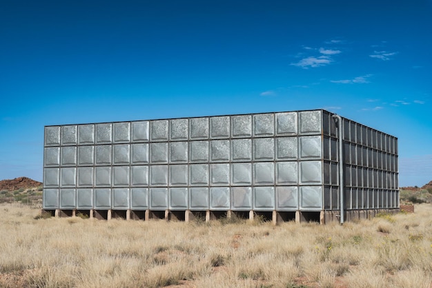 Foto bulk stalen wateropslagtank met rechthoekige panelen