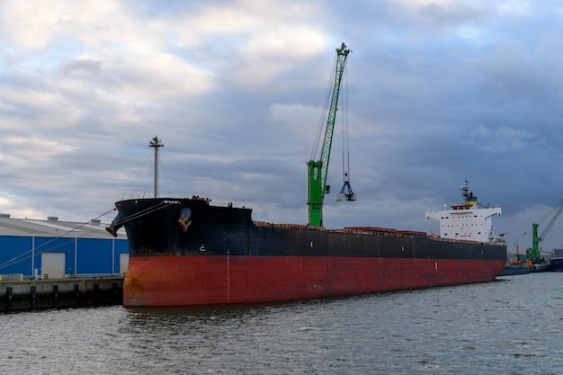 Bulkvrachtschip afgemeerd in haven Laden van lading