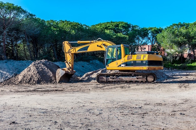 Bulldozer aan het werk in de buurt van een bos