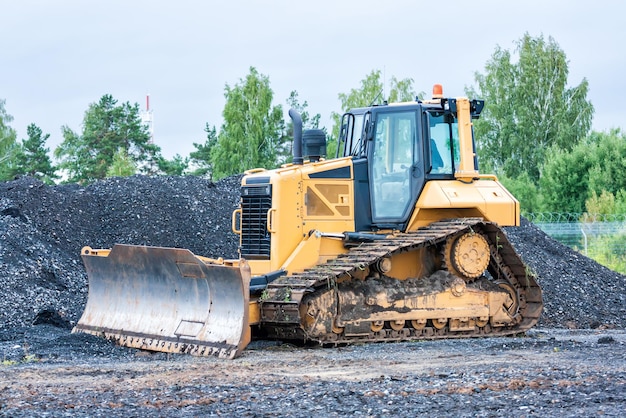 Bulldozer baggert puin op wegenbouw