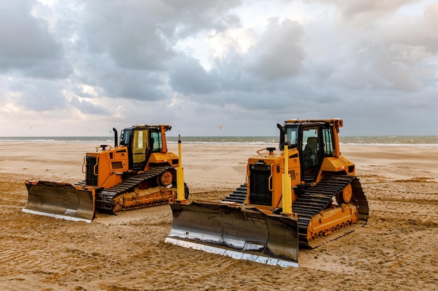 Foto bulldozer bereidt het zeestrand voor op het seizoen