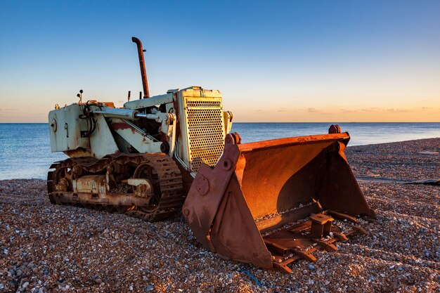 켄트의 Dungeness 해변에 불도저