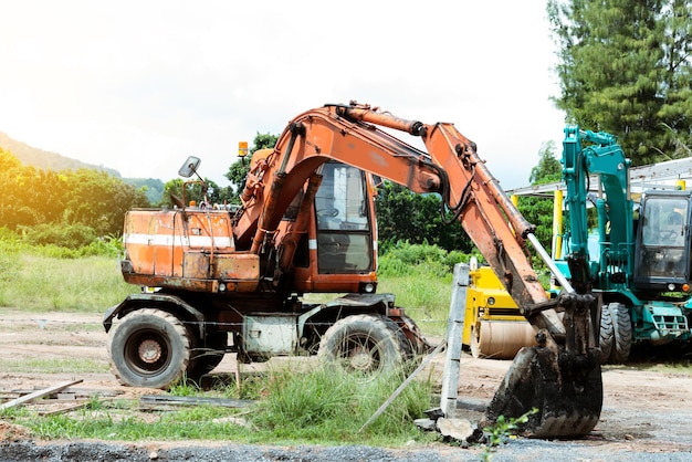 Foto bulldozer op de bouwplaats tegen een heldere lucht