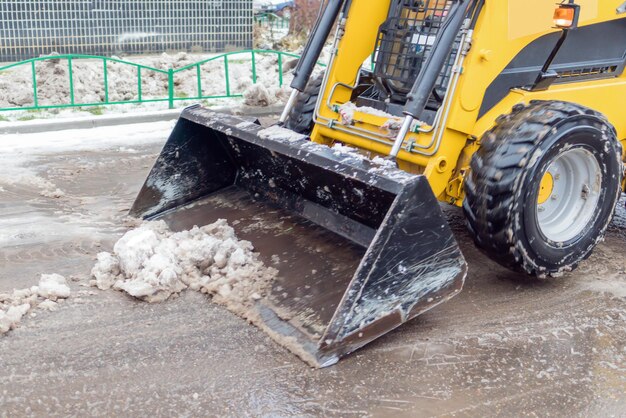 Foto bulldozer op een met sneeuw bedekte weg