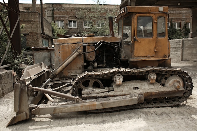 Foto bulldozer sul territorio dell'impianto di betonaggio