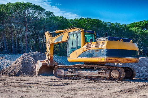 Foto bulldozer che lavora vicino a una foresta