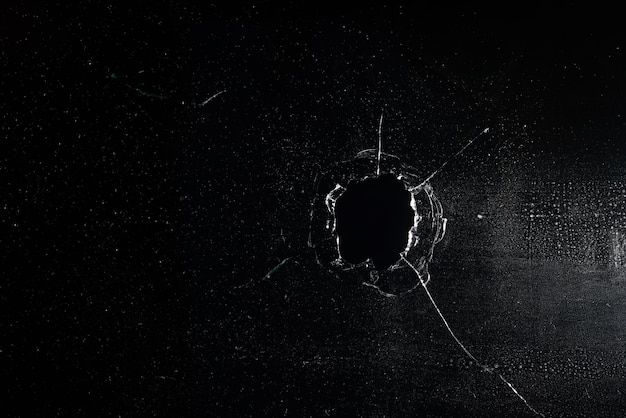 オーバーレイ用のガラスの黒い背景に銃弾の穴、透明なウィンドウ