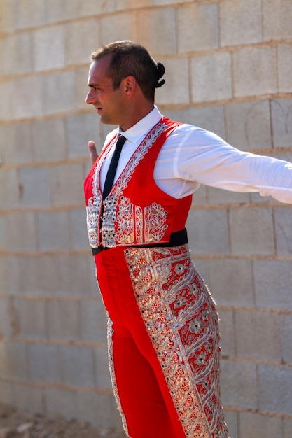 Foto un torero si prepara e allunga i muscoli prima di uscire a combattere