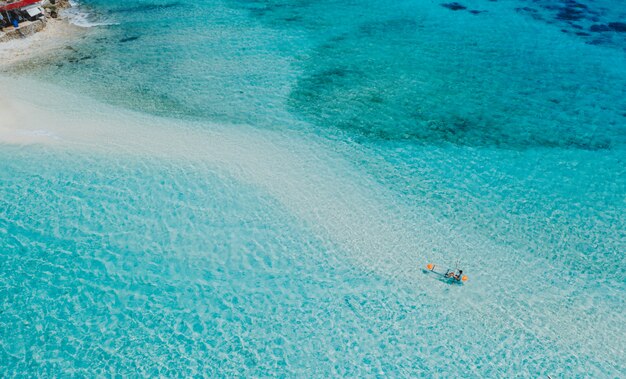 コロン州、フィリピンのブログドス島。休暇、旅行、熱帯の場所についてドローンから空中ショット