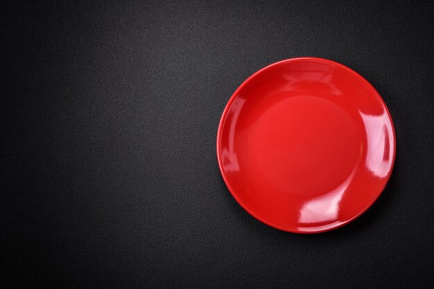 Photo bumpy empty ceramic plate on a textured concrete background kitchen utensil item