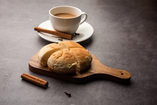 Bun-maska tea o bun maska chai combo presenta un panino leggermente dolce tempestato di uvetta che viene tagliato a metà e carico di burro sano, cibo di mumbai