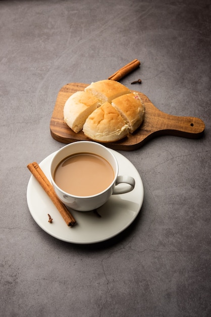 Foto bun-maska tea o bun maska chai combo presenta un panino leggermente dolce tempestato di uvetta che viene tagliato a metà e carico di burro sano, cibo di mumbai