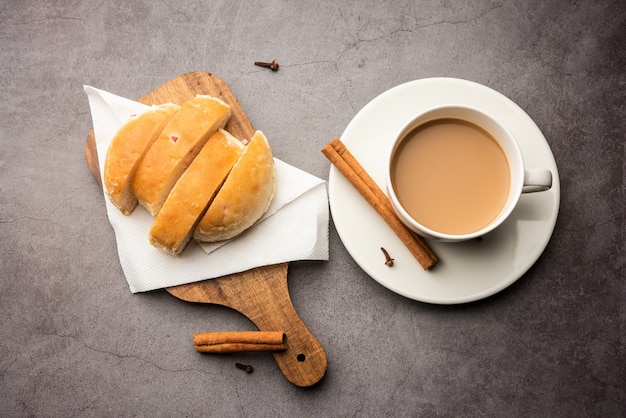 Bun-maska tea o bun maska chai combo presenta un panino leggermente dolce tempestato di uvetta che viene tagliato a metà e carico di burro sano, cibo di mumbai