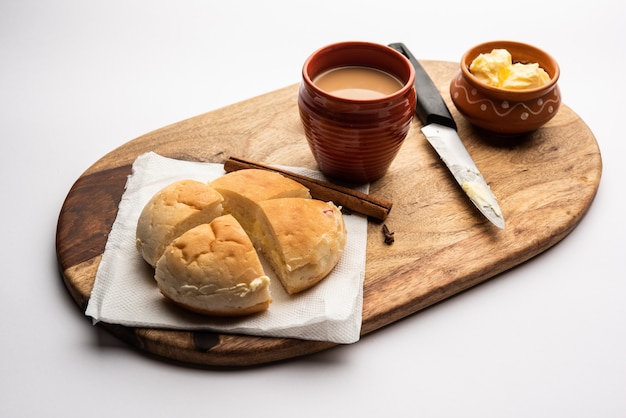 Bun-maska tea o bun maska chai combo presenta un panino leggermente dolce tempestato di uvetta che viene tagliato a metà e carico di burro sano, cibo di mumbai