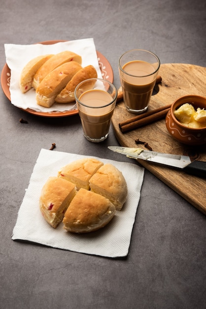 Bun-maska tea o bun maska chai combo presenta un panino leggermente dolce tempestato di uvetta che viene tagliato a metà e carico di burro sano, cibo di mumbai