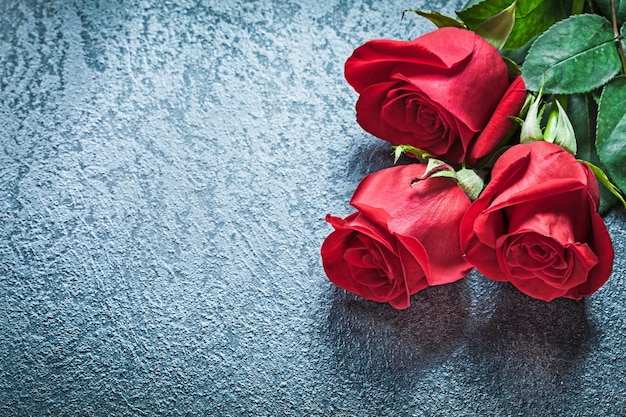 Букет ароматных красных роз на черном фоне концепции праздников.