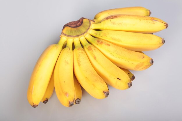 Photo a bunch of bananas are on a white surface.