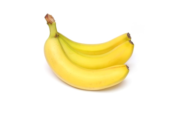 Foto un grappolo di banane su uno sfondo bianco