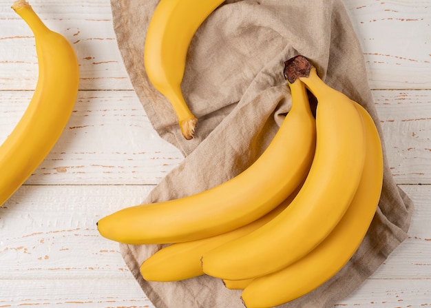 Mazzo di banane su un tavolo in legno bianco